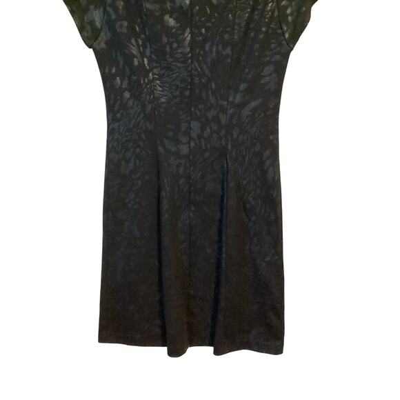 5047 Morgan McFeeters Embossed Black Sheath Dress Mini Cap Sleeves Lined Size 2 - Picture 3 of 5